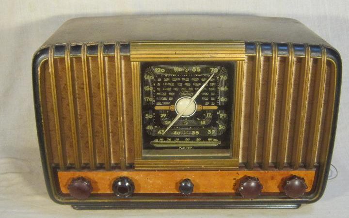 Receptor de radio Overkal modelo 615 fabricado por Inter Electrónica en 1951